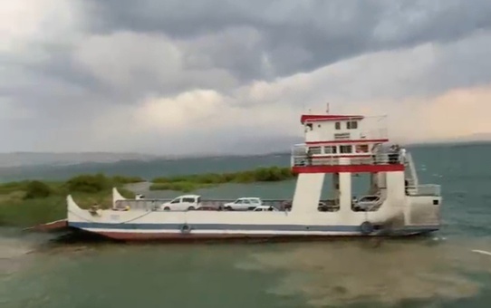 Elazığ'da Fırtına Feribotu İskeleye Yaklaştırmadı