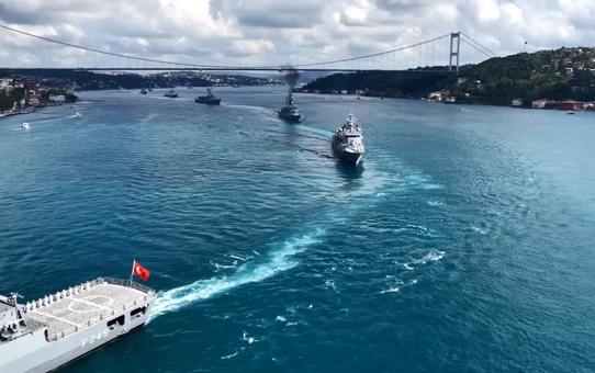 Zafer Bayramı'nda 15 Gemi Boğaz'dan Geçti