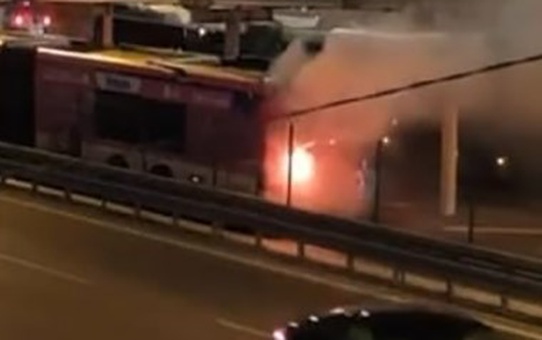Kağıthane’de metrobüs alevlere teslim oldu, yolcular tahliye edildi