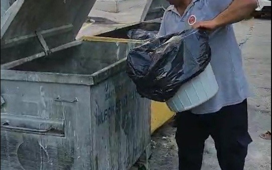 Çöp konteynırı tutuştu, temizlik işçisi anında müdahale etti