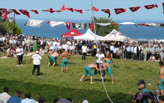 Gerze'de Geleneksel Karakucak Güreşleri Yapıldı