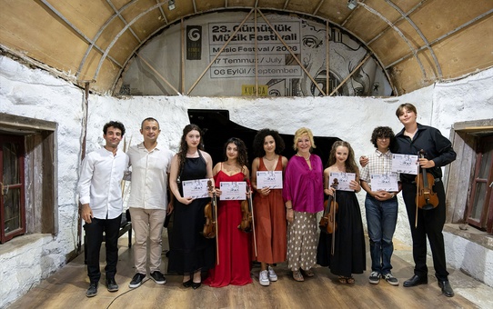 Genç Kemancılar Bodrum'da Konser Verdi