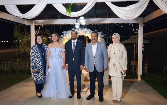 Burhaniyeli gençlerin nişan yüzüklerini kaymakam taktı