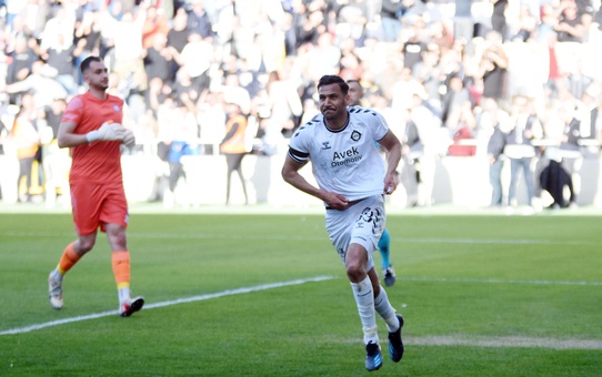 Altay, Deniz Kadah'ın lisansını çıkardı: 13 futbolcunun lisansı resmiyete kavuştu