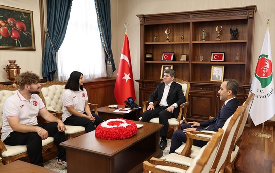 Kosova'daki Yıldızlar Avrupa Halter Şampiyonası'nda 200 Kiloyla Şampiyon Olan Zehra Nur Arslan, Amasya Valisi'ni Ziyaret Etti