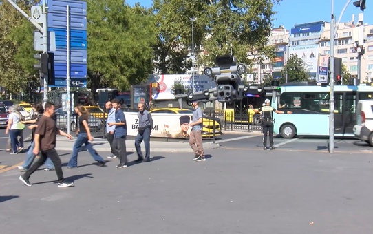 Beşiktaş Meydanı'nda polis dron destekli 'yaya geçidi' denetimi yaptı ve broşür dağıttı