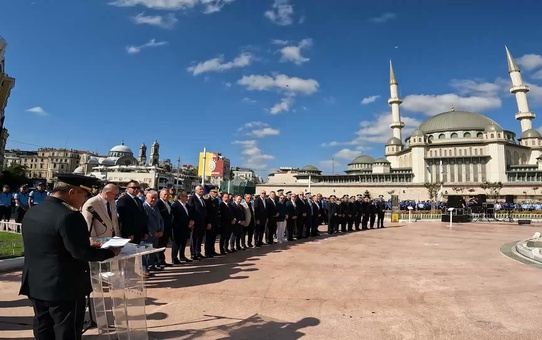 İBB Zabıtası'nın 200'üncü kuruluş yıl dönümü kutlamasında polisten şaşırtan müdahale... Zabıta müdürlerinin İstiklal'de karanfil dağıtımı engellendi
