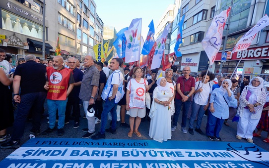 Kadıköy'de Dünya Barış Günü yürüyüşü: Boğa Heykeli'nden Rıhtım Meydanı'na barış çağrısı