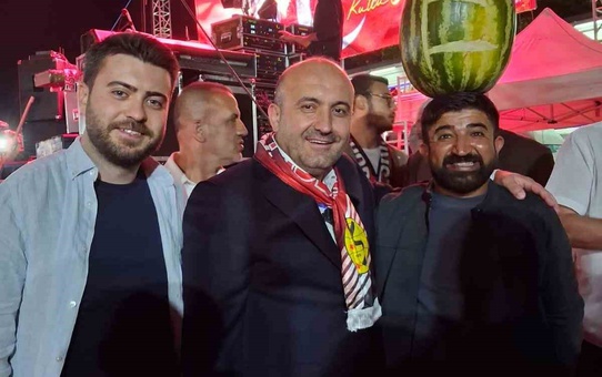 Eskişehir'de Karpuzlu Mustafa, Murat Dalkılıç ile Poz Verirken Karpuzunu İndirmedi