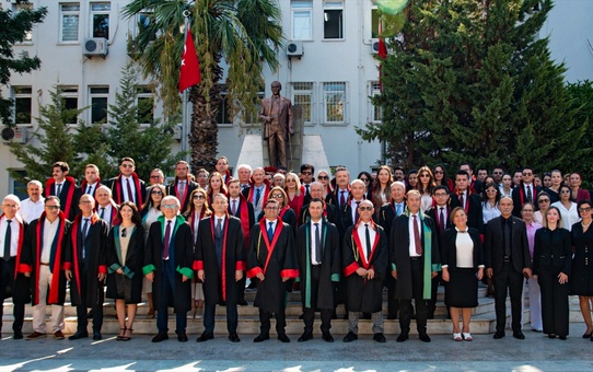 İzmir Karşıyaka Adliyesi'nde Yeni Adli Yıl Töreni: Başsavcı Çelik Çelenk Bıraktı