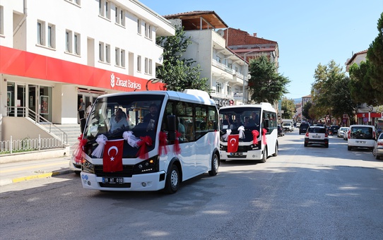 Osmancık Belediyesi'nin öz kaynağıyla alınan 5 yeni minibüs, ilçe içi ulaşım ve şehir dışı programlarda kullanılacak