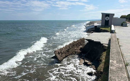 Samsun'un Atakum ilçesinde kıyı erozyonu sahil yapılarını ve yolları tehdit ediyor, uzmanlar acil önlem çağrısı yapıyor