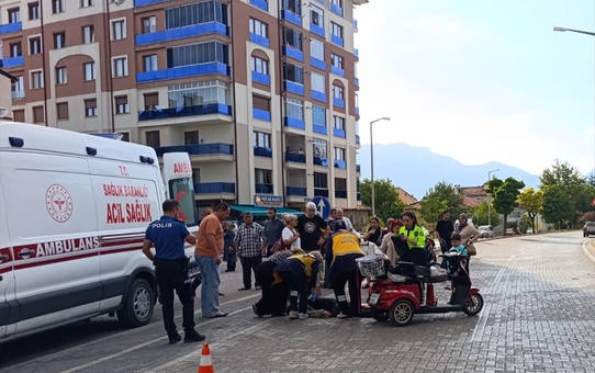 Seydişehir'de Motosiklet ve Elektrikli Motosiklet Çarpıştı: 3 Yaralı Hastaneye Kaldırıldı