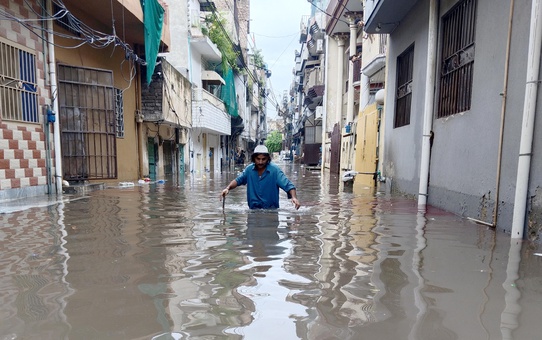 Rawalpindi'de sağanak birçok mahalleyi su altında bıraktı
