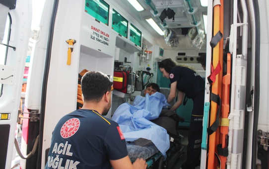 Aksaray'da elma toplarken arıdan korkup düşen çocuğun koluna demir saplandı