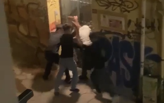 Babaları yaşındaki adamı darbedip telefon ve parasını gasp ettiler