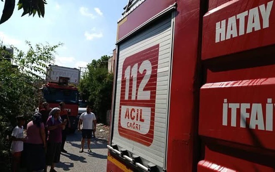 Dörtyol'da 2 katlı müstakil evde yangın çıktı, ekipler alevlere hızlı müdahale etti