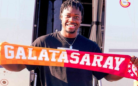 Galatasaray'ın transferi Bitshiabu İstanbul'a geldi: 21 yaşındaki Fransız stoper sağlık kontrolünden geçip imza atacak