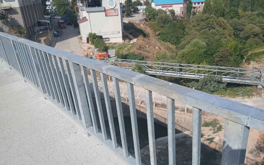 Bilecik'te Hamsu Köprüsü'nde yenileme sonrası güvenlik telleri yerine takılmadı, yayalar tehlike altında