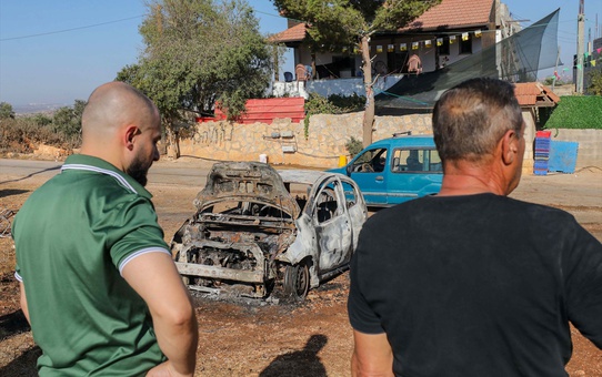 Batı Şeria'da İsrail ordusu ve yerleşimciler Filistinlilerin evini yıktı, 2 aracını ateşe verdi