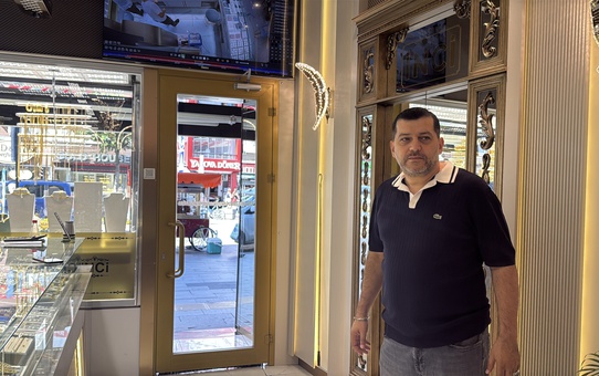 Yalovalı yaşlı adamın 2 milyonluk altınını dolandırıcıdan kuyumcu kurtardı
