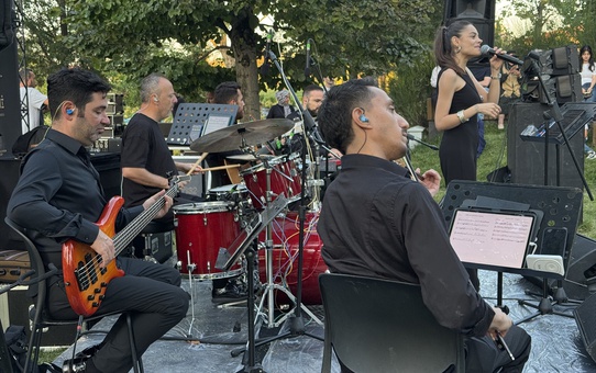 İstanbul Devlet Modern Folk Topluluğu Rami Kütüphanesi'nde Türkçe pop şarkılarını seslendirdi