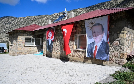 Vali Baruş, şehitler adına yapılan taziye evini inceledi