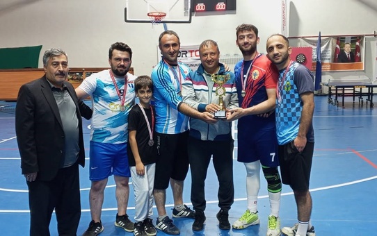 Bayburt Aydıntepe'de Zafer Bayramı voleybol turnuvasında Yakutiye Gençlik şampiyonluğa ulaştı