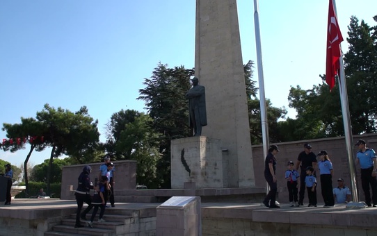 Balıkesir'de Zabıta Teşkilatı'nın 200'üncü yılı Atatürk Anıtı'nda çelenkle kutlandı
