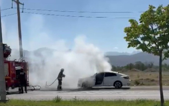 Erzincan'da bakım için götürülen otomobil seyir halinde alev aldı