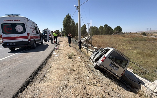 Eskişehir'de araç beton duvara çarptı, 3 yaralı, 1'i ağır