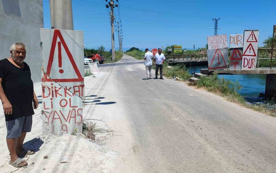 Adana'da kaza noktasına vatandaş kendi tabelasıyla önlem aldı