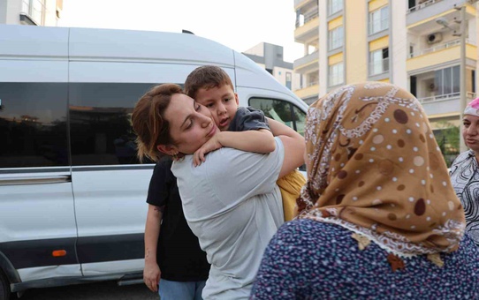 KKTC feribot faciasından kurtulan Adanalı 3 genç memleketlerine döndü, ailelerine kavuştu