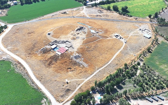 Niğde Valisi Akmeşe, Kınık Höyük kazı alanında incelemelerde bulundu