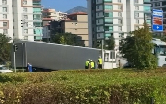 Trafikte dehşet anlar! Seyir halindeki Tır'ın dorsesi yola devrildi