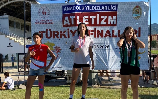 Denizli'deki şampiyonada Sivaslı atlet İkra Arslan 80 metrede Türkiye şampiyonu oldu