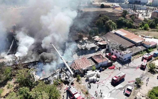 Tuzla Orhanlı'da kimyasal fabrika yangınında fabrika kullanılamaz hale geldi