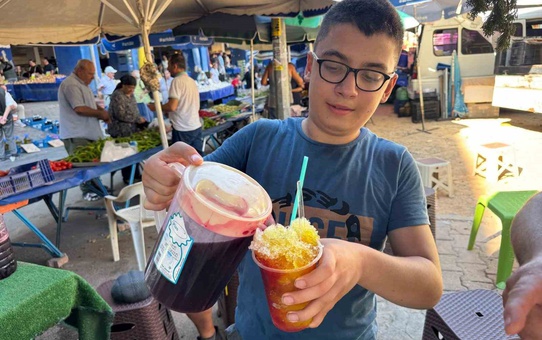 Antalya'da Toroslar'dan getirilen doğal kar, pazarlarda karlama şerbeti olarak satılıyor