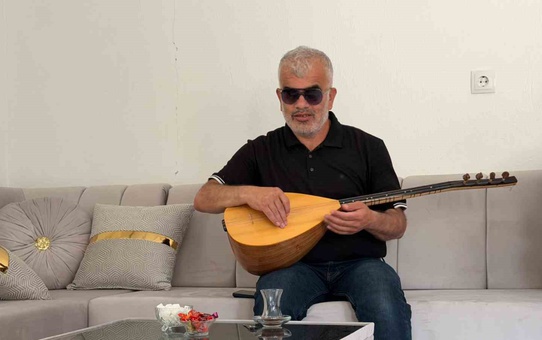 Şırnak Uludere'de görme engelli İsmail Babat azmiyle bağlama ustası oldu