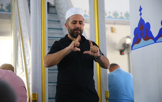 Adana'da iki camide işitme engellilere işaret diliyle cuma hutbesi veriliyor