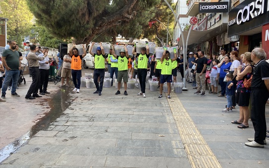 Alaşehir Festivali'nde 30 kilogramlık sepetlerle kelter çekme yarışı yapıldı