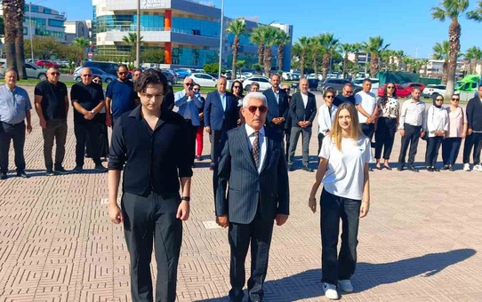 Aliağa'da Sivas Kongresi'nin 107. yıl dönümünde Atatürk Anıtı'na çelenk sunuldu