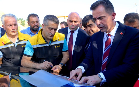 Bitlis Valisi Karakaya, Mutki'de sıcak asfalt çalışmalarını yerinde inceledi