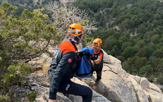 Burdur Altınyayla'da AFAD, 3 gündür dağda mahsur kalan 6 küçükbaş hayvanı kurtardı