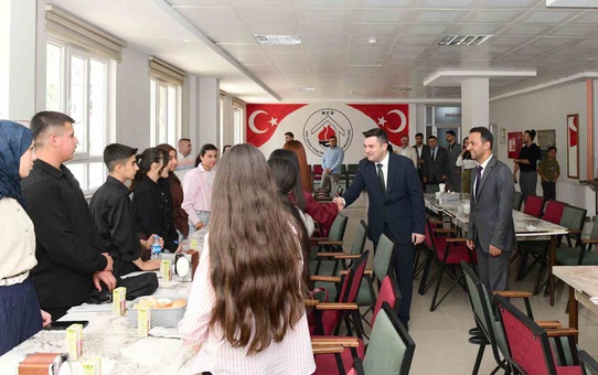 Van Çatak'ta LGS ve YKS'de derece yapan öğrencilere ödüllerini Kaymakam Sarı verdi