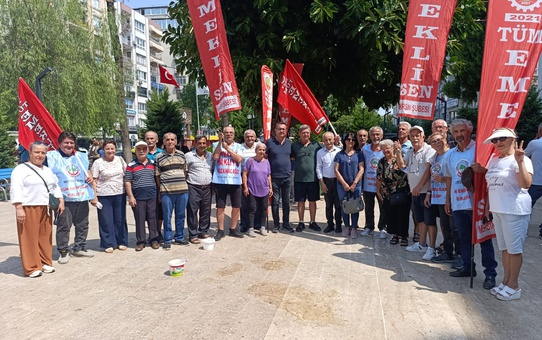 Emekliler Mersin'de enflasyon verilerini protesto etti
