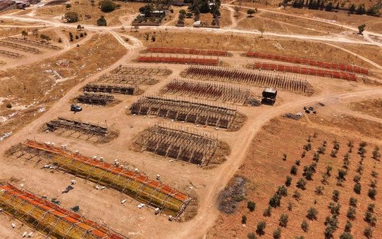 Gaziantep'te kurutmalık sebzeler 40 derece sıcakta kurutulurken renk cümbüşü dronla kaydedildi