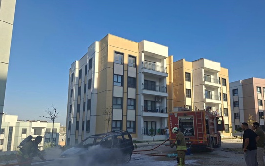 Hatay Antakya'da park halindeki otomobil alevlere teslim oldu, kullanılamaz hale geldi
