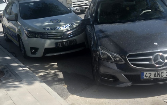 Konya Selçuklu'da çarpışan taksi devrildi, zabıta aracına çarptı; 1 yaralı