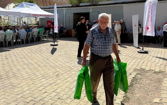 Şaphane'de kiraz ve vişne üreticilerine yüzde 50 hibeli 4 ton bordo bulamacı dağıtıldı